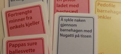image: Raser mot brettspillet «Politisk ukorrekt». To av de tre største bokhandlerne trekker spillet